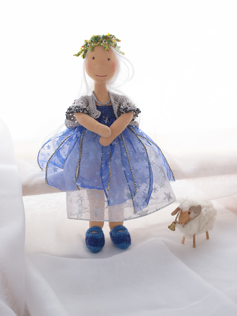 Lucia lehnt in meinem Selbstbau-Tageslichtfotostudio an einem Querbrett, neben ihr wartet ein geduldiges Schaf darauf, dass wir fertig werden