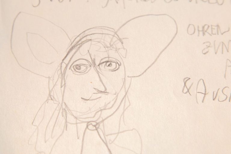 Zeichnung linke Hand eines Kopfes mit Riesenohren, die zum Abnehmen sind