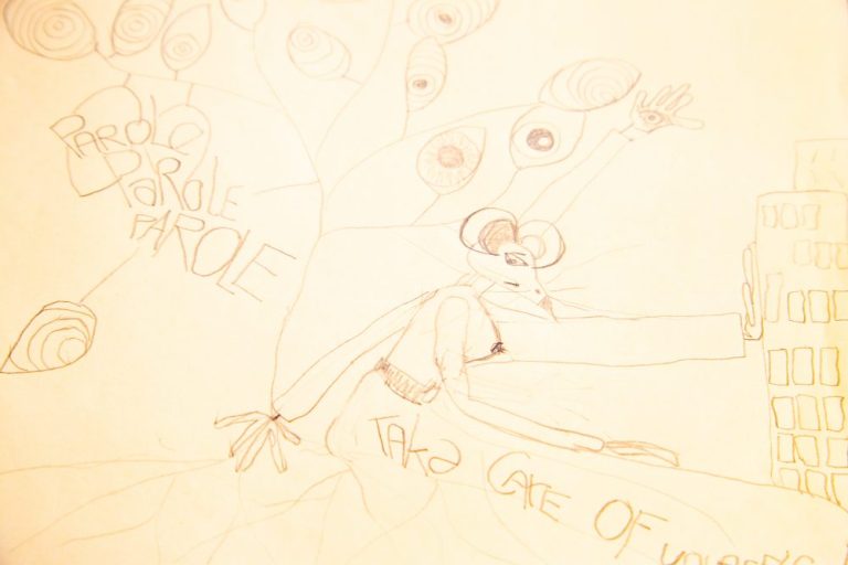 eine gezeichnete weibliche Ratte im Menschenkörper, auf der Flucht vor Augen, Sprüchen und hohen Stadtgebäuden