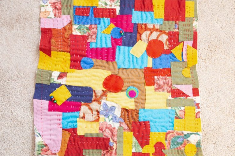 fertiger bunter Kwandi Qilt aus Filzstücken und Möbelstoff