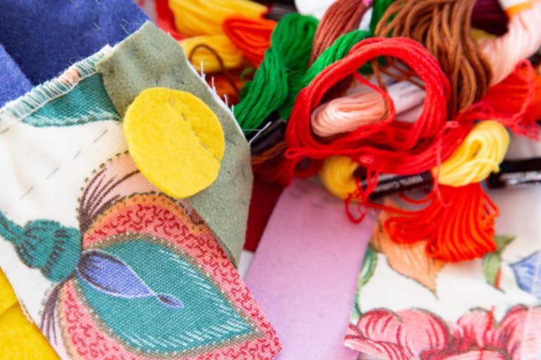 kunterbuntes Allerlei von Fäden und Stoffstücken eines handgenähten Quilts