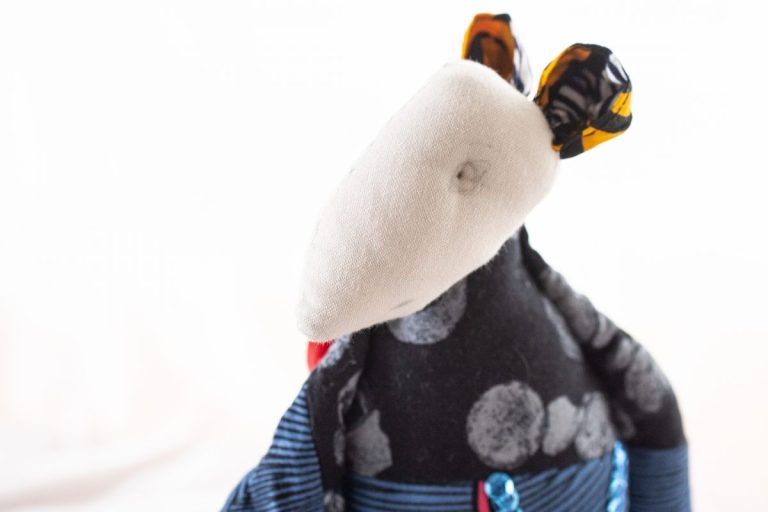 genähte Ratte, aufgezeichneter Augenentwurf und Mund, Stoffohren, Stoffkörper