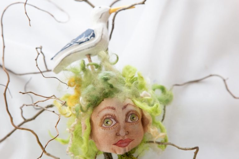 grünhaarige junge Frau, grüne Augen, handgefertigt aus Baumwollstoff und mit gestricktem Körper, begleitet von einer Möwe
