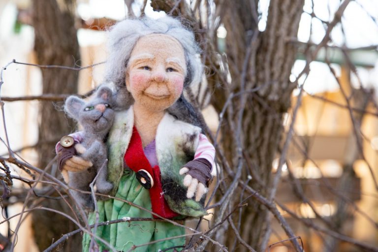 Emely kontrolliert die Vogelfutterstellen, den Kater fest unter dem Arm eingeklemmt