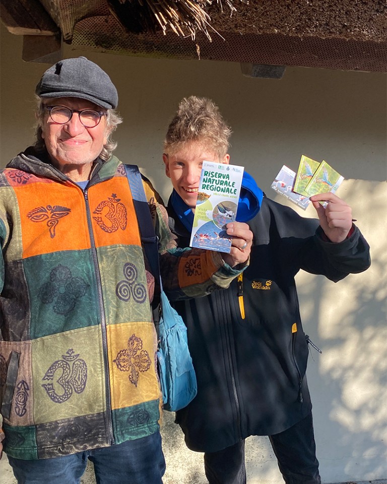 Besuch im Naturreservat, zwei glückliche Männer zeigen die Eintrittskarten in die Kamera