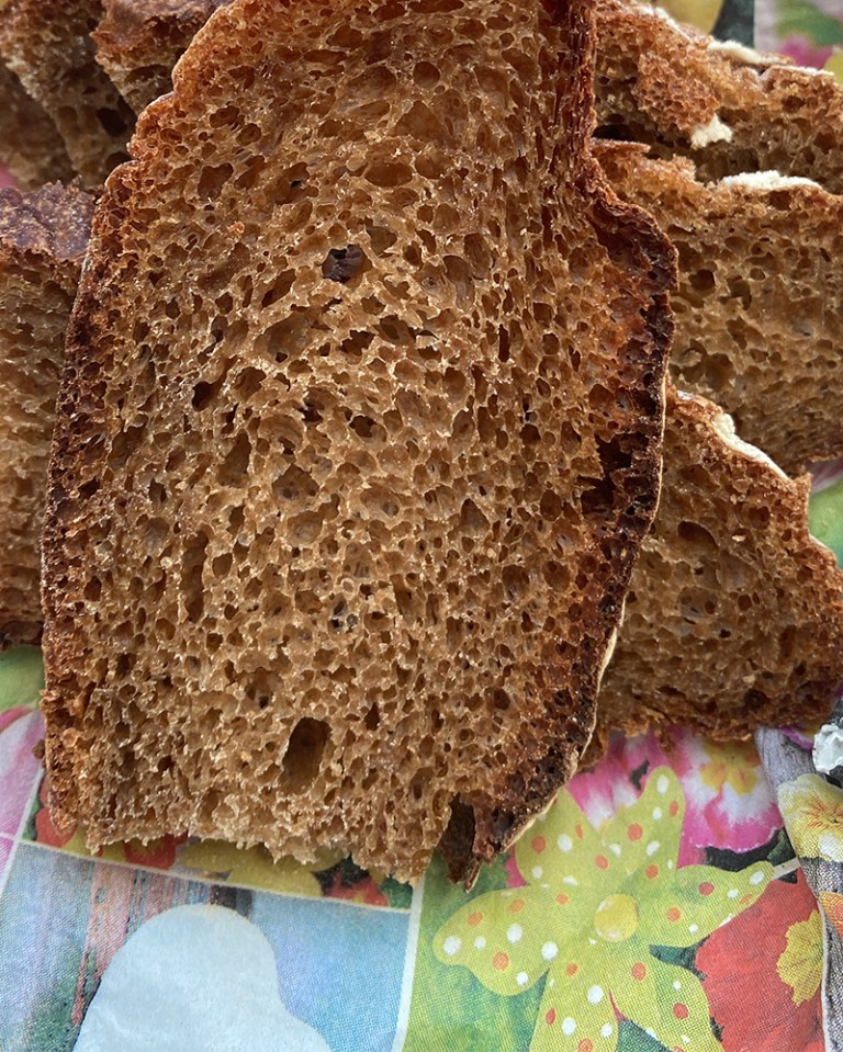 Sauerteilgbrot. Saftig. Großporig. Frisch.