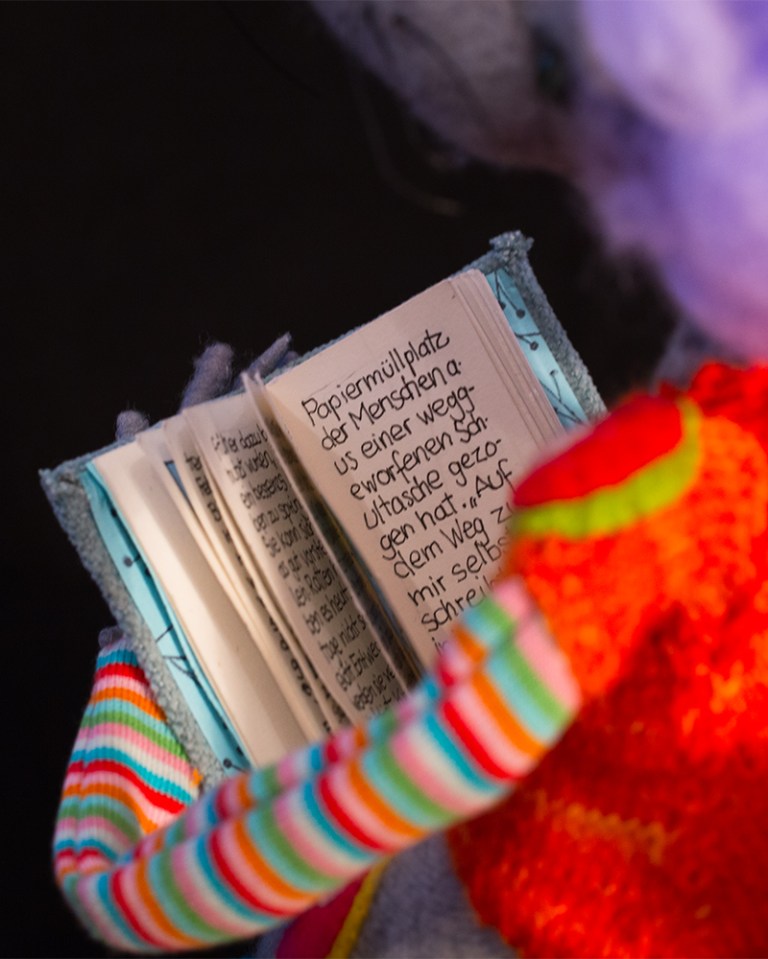 handgeschriebenes und handgefertigtes Buch für eine Ratte, hellblaue Buchdeckel