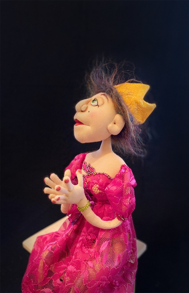 Königin Karuna, textile Figur mit gelber Krone