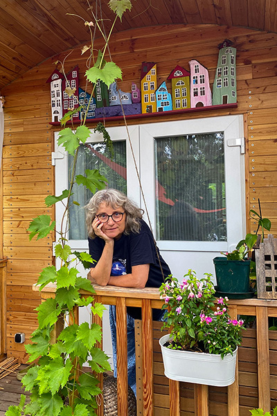 Die Vorderansicht eines Zirkuswagens und die Künstlerin Lisa Engel